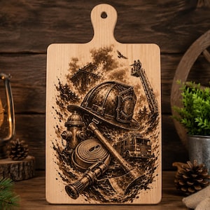 Può includere: Un tagliere rettangolare in legno con manico caratterizzato da una dettagliata illustrazione incisa al laser di attrezzature antincendio, tra cui un casco, un idrante, un tubo arrotolato, un'ascia, un camion dei pompieri e un edificio in fiamme.