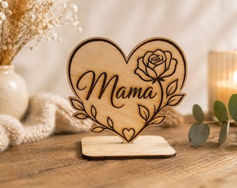 Adorno de mesa de madera en forma de corazón "Mamá" | Adorno de mesa grabado para el Día de la Madre | Regalo para mamá | Adorno de madera con soporte | Adorno de mesa lleno de amor
