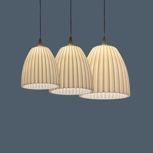 Könnte beinhalten: Drei cremefarbene Pendelleuchten mit geripptem Design hängen von der Decke. Jede Leuchte hat einen gewellten Rand und eine dunkelbraune Oberseite. Die Leuchten sind vor einem dunkelblauen Hintergrund aufgehängt.