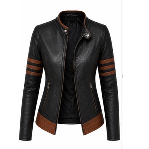 Puede incluir: Chaqueta de cuero sint&eacute;tico negra con cuello, rayas en las mangas y dobladillo marrones. La chaqueta presenta una cremallera frontal, dos bolsillos con cremallera y un cuello alzado. Una prenda de abrigo elegante.