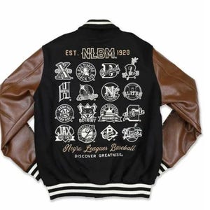 Peut inclure: Veste de baseball noire avec des manches en cuir marron. Le dos présente plusieurs logos d'équipes et le texte "EST. NLBM 1920" et "Negro Leagues Baseball DISCOVER GREATNESS". La veste a une bordure rayée blanche et noire.