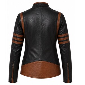 Puede incluir: Chaqueta de cuero sint&eacute;tico negra y marr&oacute;n con cuello alto. La chaqueta presenta detalles marrones en los hombros y la parte inferior de la espalda, con tres rayas marrones en cada manga. Las mangas tienen cremalleras en los pu&ntilde;os.