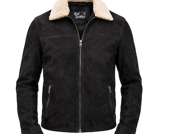 Puede incluir: Chaqueta de ante negra con cuello de borrego color crema. La chaqueta tiene cremallera completa, dos bolsillos laterales y un pequeño parche con el logo en el pecho. Fabricada en cuero auténtico.
