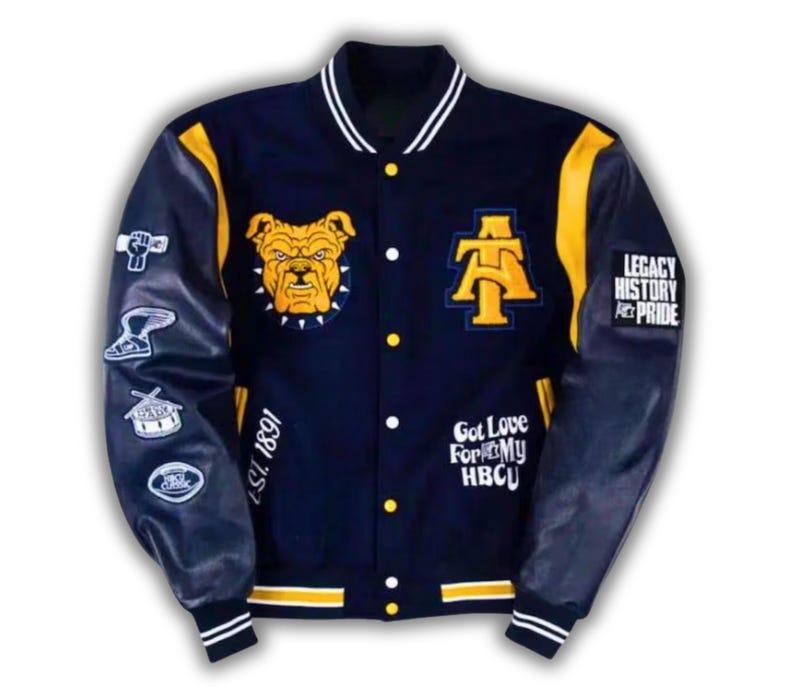 Pode incluir: Uma jaqueta universit&aacute;ria azul-marinho com mangas amarelas e acabamento listrado branco. A frente apresenta um patch de bulldog amarelo, um logotipo AT e o texto EST. 1891 e Got Love For My HBCU. As mangas t&ecirc;m patches, incluindo um punho e tambor.