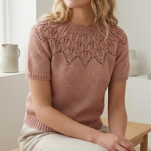 Può includere: Un set di tre tazze in ceramica con finitura opaca e macchiettata. Le tazze sono nei toni del crema, grigio chiaro e grigio scuro. Ogni tazza ha un design semplice e minimalista e un manico arrotondato.