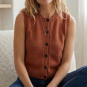 Minimalistisch gebreid vestpatroon met knopen, mouwloos vest (pdf)