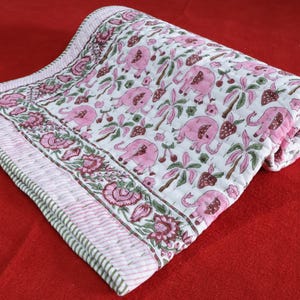 Pode incluir: Um conjunto de três canecas de cerâmica com acabamento fosco e salpicado. As canecas são em tons de creme, cinza claro e cinza escuro. Cada caneca tem um design simples e minimalista.