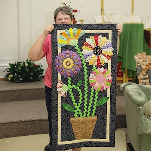 Tapiz de pared acolchado con maceta de flores coloridas, arte textil hecho a mano, panel decorativo de tela para el hogar.