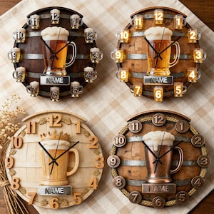 Puede incluir: Cuatro relojes de pared circulares diseñados para parecer barriles de cerveza de madera. Cada reloj presenta un gráfico central de una jarra de cerveza, manecillas negras y una placa rectangular para el nombre.