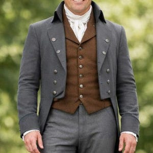Könnte beinhalten: Ein grauer Gehrock mit silbernen Knöpfen, kombiniert mit einer braunen Weste und einer grauen Hose. Das Outfit umfasst eine weiße Krawatte und ein hochgeschlossenes Hemd. Ein klassisches Beispiel für historische formelle Kleidung.
