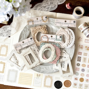 Pode incluir: Uma coleção de molduras decorativas e autocolantes em várias formas e cores. As molduras incluem designs rotulados como "Medieval Manor", "French Photo Frame" e "Roman Holiday". A paleta de cores inclui branco, bege e tons pastel.