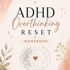 Op de afbeelding: Een werkboekomslag met de titel ADHD Overthinking RESET WORKBOOK van Inner Clarity Studio. Het ontwerp heeft een lichtroze achtergrond met aquarelaccenten, een hersenillustratie verdeeld tussen verwarde lijnen en georganiseerde secties, en een centraal hart.