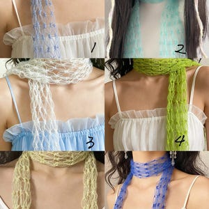 Peut inclure: Collection de six &eacute;charpes ajour&eacute;es et transparentes de diff&eacute;rentes couleurs : bleu clair, vert menthe, blanc, vert citron, jaune p&acirc;le et bleu roi. Chaque &eacute;charpe est drap&eacute;e autour du cou, mettant en valeur la texture et le design.