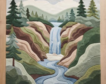 Può includere: Un tappeto quadrato con un design paesaggistico tufted che raffigura una cascata che si riversa in un fiume tortuoso. La scena include formazioni rocciose stratificate marroni e verdi, alberi sempreverdi e montagne lontane in tonalità blu e crema.