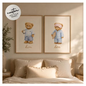 Puede incluir: Dos impresiones enmarcadas con osos de peluche. Uno lleva una camisa y pantalones cortos azules, sosteniendo una taza. El otro lleva pijama y antifaz, sosteniendo una almohada. La palabra "custom" está en la parte superior.