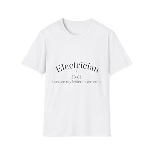Peut inclure: T-shirt blanc avec le mot "Electricien" en police incurvée, avec une petite paire de lunettes au milieu. La phrase "because my letter never came" est en dessous.