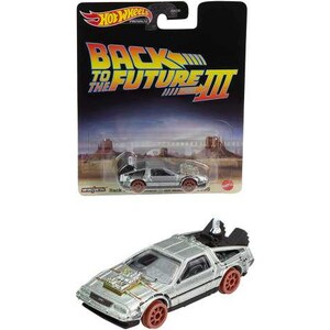 Può includere: Un'auto giocattolo Hot Wheels in metallo pressofuso, modellata sulla DeLorean di Ritorno al futuro III, con un vistoso motore dorato sul cofano, ruote marroni e dettagli neri sul retro, presentata nella sua confezione originale.