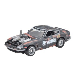 Könnte beinhalten: Ein schwarz-rotes Spielzeugauto mit geöffneter Motorhaube, das den Motor zeigt. Das Auto trägt das Wort "ROTSUN" auf der Windschutzscheibe und "ROADKILL" auf der Seite. Es ist eine Miniatur-Nachbildung eines klassischen Sportwagens.