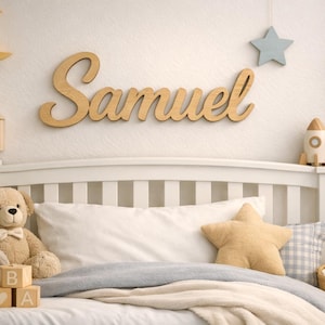 Peut inclure: Une chambre d'enfant avec un signe en bois "Samuel" au-dessus d'un lit blanc. La pièce est décorée avec une lune, des étoiles, un ours en peluche et une peluche chien. Une petite étagère contient une fusée et une horloge. Thème : un espace chaleureux et accueillant.