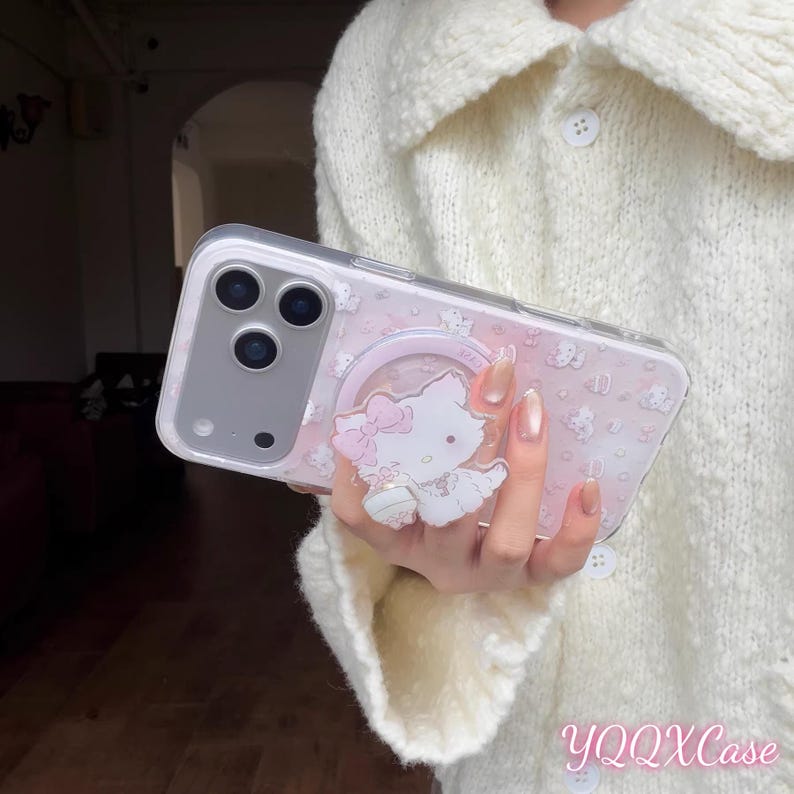 Funda transparente MagSafe con diseño de Hello Kitty en color rosa claro con estampado de varios gatitos, compatible con iPhone 15 / 16 / 17 Pro Max. imagen 5