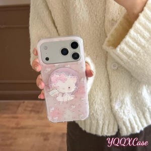 Funda transparente MagSafe con diseño de Hello Kitty en color rosa claro con estampado de varios gatitos, compatible con iPhone 15 / 16 / 17 Pro Max. imagen 6
