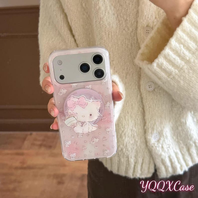 Funda transparente MagSafe con diseño de Hello Kitty en color rosa claro con estampado de varios gatitos, compatible con iPhone 15 / 16 / 17 Pro Max. imagen 6