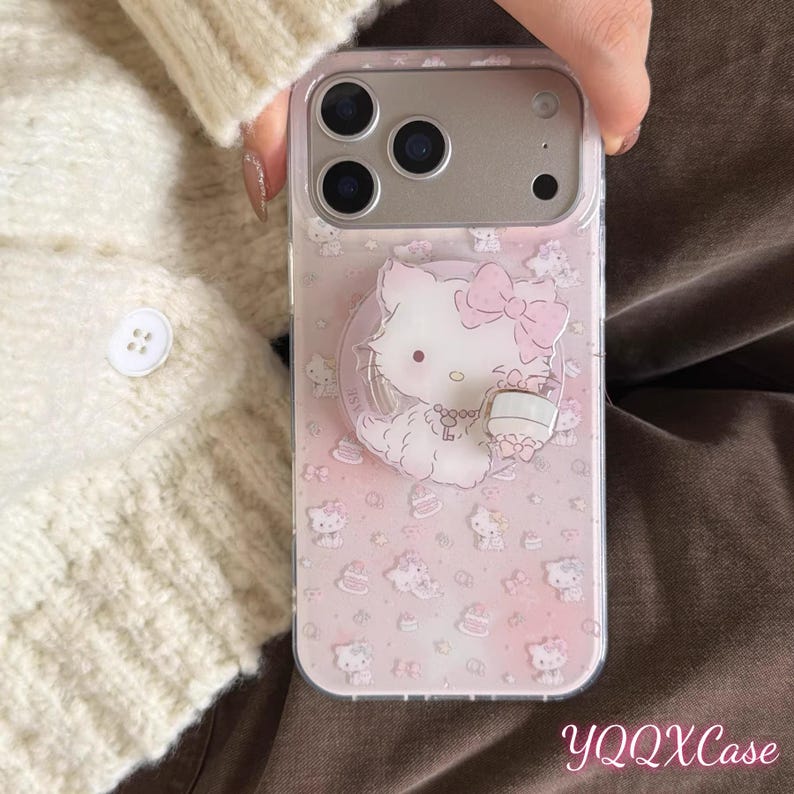 Funda transparente MagSafe con diseño de Hello Kitty en color rosa claro con estampado de varios gatitos, compatible con iPhone 15 / 16 / 17 Pro Max. MagSafe Case + Grip