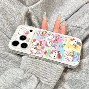 Puede incluir: Funda de tel&eacute;fono transparente con un collage colorido de personajes de Hello Kitty en varias poses. La funda tiene un borde blanco y una parte trasera transparente. La funda tiene tres lentes de c&aacute;mara negras.