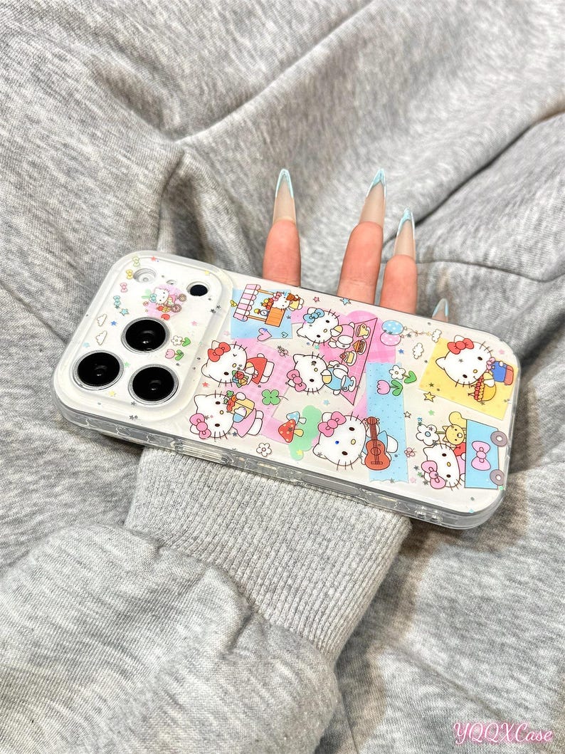 Puede incluir: Funda de tel&eacute;fono transparente con un collage colorido de personajes de Hello Kitty en varias poses. La funda tiene un borde blanco y una parte trasera transparente. La funda tiene tres lentes de c&aacute;mara negras.
