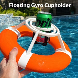 Puede incluir: Un portavasos flotante naranja y blanco con una lata verde de Sprite. El portavasos tiene un marco blanco y está diseñado para sujetar una bebida en el agua. El texto "Floating Gyro Cupholder" está en la parte superior.