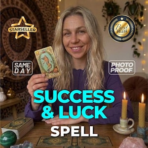 Puede incluir: Una carta de tarot con la ilustración de El Mundo sostenida sobre una mesa de madera con una baraja, dos velas de cera de abeja encendidas, una esfera verde, un cristal morado y un cristal rosa, con el texto SUCCESS & LUCK SPELL.