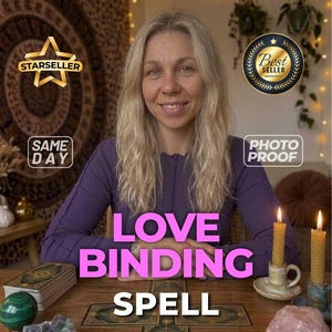 Puede incluir: Una persona con cabello rubio largo y camisa morada de manga larga detrás de una mesa de madera con cartas de tarot, dos velas de cera de abeja encendidas, una esfera verde, un cristal morado y un cristal rosa. El texto dice LOVE BINDING SPELL.