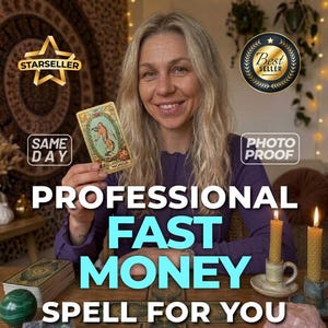 Könnte beinhalten: Eine Tarotkarte mit einer Figur, die einen Stab hält, präsentiert von einer Person in einem violetten Langarmshirt. Das Bild enthält den Text PROFESSIONAL FAST MONEY SPELL FOR YOU, STARSELLER, BEST SELLER, SAME DAY und PHOTO PROOF.