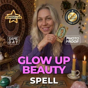 Puede incluir: Una persona de cabello rubio con una camisa morada de manga larga sostiene una carta del tarot. La imagen incluye el texto GLOW UP BEAUTY SPELL, STARSELLER, BEST SELLER, SAME DAY y PHOTO PROOF, junto a velas, cristales y cartas de tarot.