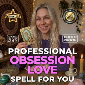 Könnte beinhalten: Eine Person in einem violetten Langarmshirt hält eine Tarotkarte mit dekorativem Rand. Auf dem Tisch liegen ein Tarotkartendeck, eine grüne Kugel, ein violetter Kristall, ein rosa Kristall und zwei gelbe Kerzen in Keramikhaltern mit Text.