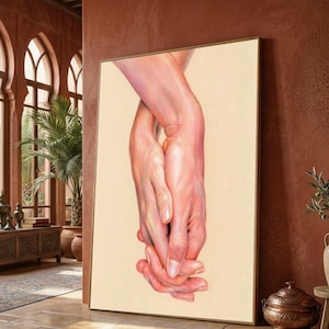 Könnte beinhalten: Ein gerahmtes Kunstwerk mit einer detaillierten Illustration von zwei ineinander verschlungenen Händen. Die Hände sind realistisch dargestellt, mit Fokus auf Hauttöne und subtile Schattierungen. Das Kunstwerk ist vor einem neutralen Hintergrund und in einem goldfarbenen Rahmen.