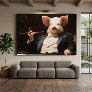Op de afbeelding: Een ingelijste muurkunstprint met een varken met een mensachtig lichaam, gekleed in een zwart smokingjasje, een crèmekleurig vest en een witte vlinderdas. Het varken houdt een lange, dunne sigaar in één hand, met een dunne sliert rook die opstijgt.