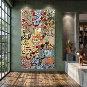 Könnte beinhalten: Ein großes, rechteckiges Leinwandkunstwerk mit einer Collage aus Mustern und Kalligraphie. Das Kunstwerk enthält florale Designs, komplizierte Fliesenmuster und kalligraphische Schriften in Rot, Blau, Orange und Grün.