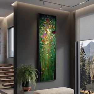 Lång smal, Gustav Klimt-stil, livfull trädgårdsduk med vildblommor, vertikal blommig väggkonst, färgglad naturscen, grön botanisk duk,