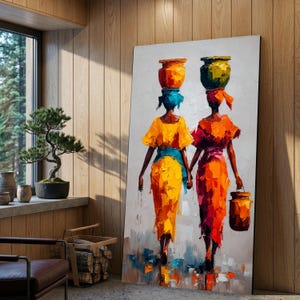 Può includere: Dipinto astratto raffigurante due donne che camminano, ognuna con un vaso in testa. Le donne indossano abiti colorati nei toni del giallo, arancione e rosso. L'opera d'arte ha una tecnica di pennellata strutturata, su uno sfondo neutro con accenti colorati.