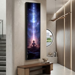 Op de afbeelding: Verticaal ingelijste kunstdruk met een persoon die mediteert in een berglandschap. Het kunstwerk toont een levendige, hemelse achtergrond met een lichtstraal die van bovenaf uitstraalt. Het kleurenpalet omvat blauw, paars en oranje.