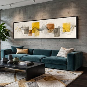 Peut inclure: Un salon moderne avec un canapé sectionnel en velours bleu canard, une table basse noire et une grande peinture abstraite avec des formes rectangulaires jaunes, marron et grises. La pièce a un mur en béton et un tapis à motifs.