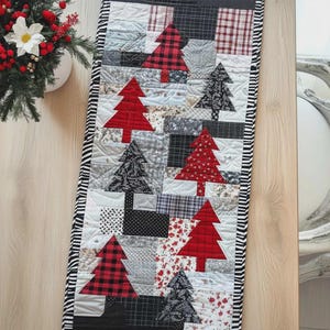 Camino de mesa acolchado con diseño de árbol y patchwork, decoración navideña, centro de mesa rústico de estilo granja, acento de mesa de invierno.