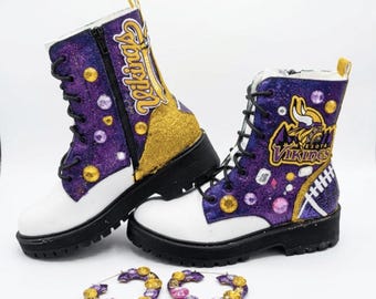 Botas de combate personalizadas de color púrpura y dorado con purpurina / Zapatos de festival con pedrería inspirados en los Minnesota Vikings