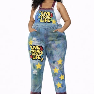 Mono vaquero de talla grande hecho a medida: teñido a mano, parche bordado, mono con estampado "Life".