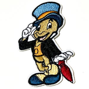 Könnte beinhalten: Gestickter Aufnäher mit einer Cartoon-Grille, die einen Zylinder, eine schwarze Jacke und eine rote Krawatte trägt. Die Grille salutiert mit einer weiß behandschuhten Hand. Der Aufnäher hat einen weißen Rand.