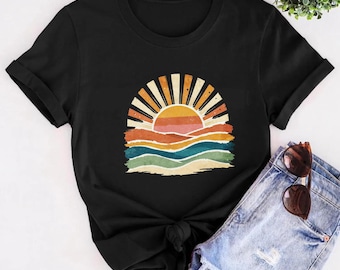Maglietta con grafica retrò al tramonto, t-shirt vintage da spiaggia, grafica con onde oceaniche, top estivo costiero, abbigliamento per le vacanze, regalo per gli amanti della spiaggia per lei e per lui