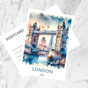 Può includere: Una cartolina acquerellata raffigurante il Tower Bridge a Londra, Regno Unito. La cartolina riporta le parole "LONDON" e "UK" in basso. La parola "POSTCARD" è stampata sul retro della cartolina.