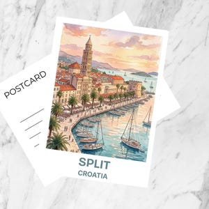 Könnte beinhalten: Eine Postkarte mit einer Aquarellillustration von Split, Kroatien. Das Bild zeigt eine Küstenstadt mit Booten, Palmen und Gebäuden unter einem Sonnenuntergangshimmel. Das Wort "POSTCARD" ist auf der Rückseite der Karte aufgedruckt.