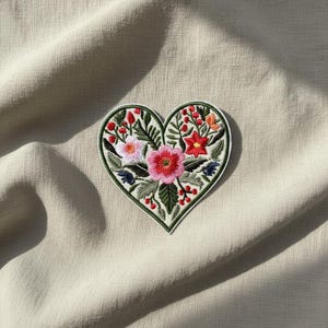 Può includere: Un set di tre tazze in ceramica con finitura opaca e macchiettata. Le tazze sono nei toni del crema, grigio chiaro e grigio scuro. Ogni tazza ha un design semplice e minimalista e un manico arrotondato.